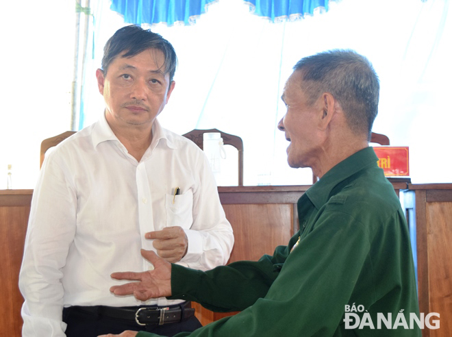 Phó Chủ tịch Thường trực UBND thành phố Đặng Việt Dũng (bìa trái) lắng nghe tâm tư và kiến nghị của người dân lân cận bãi rác Khánh Sơn.