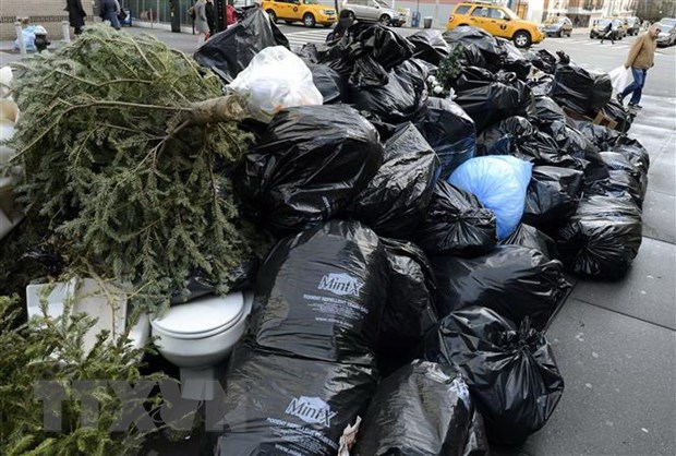 Những túi rác thải trên một đường phố ở New York, Mỹ. (Nguồn: AFP/TTXVN)