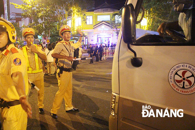 Lực lượng Cảnh sát giao thông hướng dẫn giao thông sau khi kết thúc đêm chung kết DIFF.