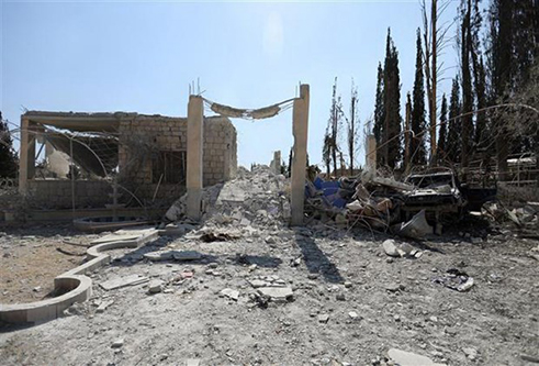 Hiện trường một vụ không kích ở Tây Bắc Syria. (Nguồn: AFP/TTXVN)