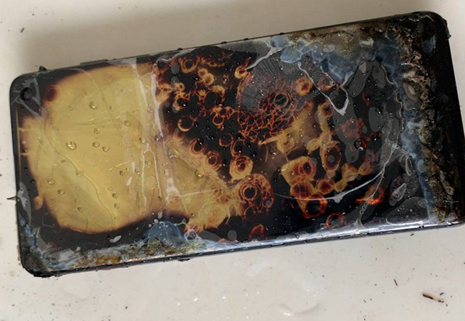 Chiếc Samsung Galaxy S10 bị cháy nham nhở sau khi sạc. Ảnh: SCMP
