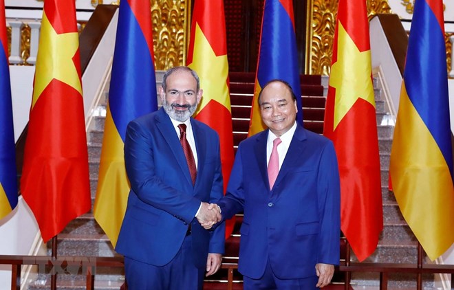 Prime Minister Nguyen Xuan Phuc (R) welcomes Armenian Prime Minister Nikol Pashinyan in Hanoi (Photo: VNA)