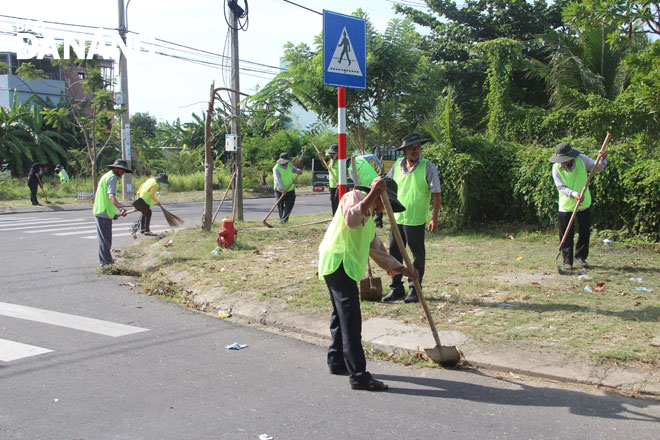 Đội tình nguyện môi trường phường Hòa Xuân dọn vệ sinh đường phố.