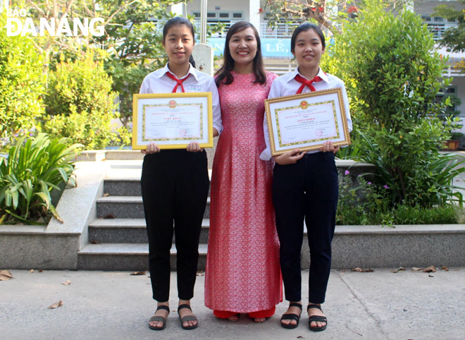 Cô Nguyễn Thị Yến cùng hai học sinh đoạt giải cấp thành phố về môn Lịch sử.