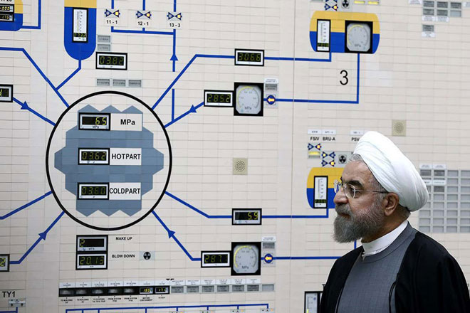 Tổng thống Iran Hassan Rouhani thăm một nhà máy điện hạt nhân.            Ảnh: EPA/EFE