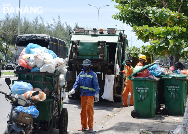 Công ty CP Môi trường đô thị Đà Nẵng huy động mọi nhân lực, phương tiện để thu gom, vận chuyển rác tồn đọng ở trung tâm thành phố.