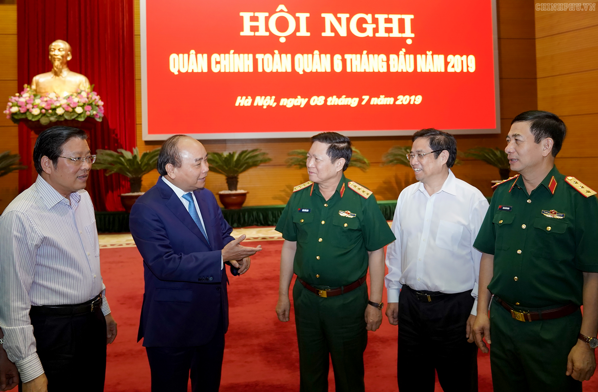 Thủ tướng trao đổi với các đại biểu dự Hội nghị - Ảnh: VGP/Quang Hiếu