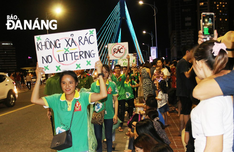  Prior to the pyrotechnic performance nights, Tien Phong Team’s members paraded along local streets to raise public awareness of not littering