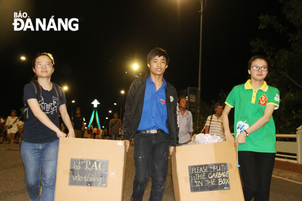 The collected litter is put into paper cartoon boxes