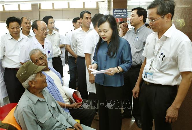 Bộ trưởng Bộ Y tế Nguyễn Thị Kim Tiến cùng đoàn công tác tiếp xúc với người bệnh để nắm thông tin công tác chuyên môn tại Bệnh viện Đa khoa tỉnh Ninh Bình. Ảnh: Dương Ngọc/TTXVN