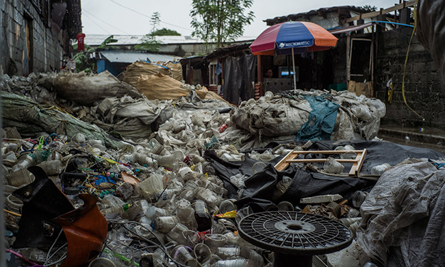 Ngôi làng Tây Canumay tại Valenzuela chìm trong rác. Ảnh: The Guardian
