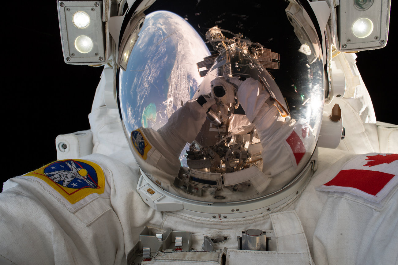 Hình ảnh Trạm Vũ trụ Quốc tế phản chiếu qua mũ của kỹ sư David Saint-Jacques, Cơ quan Vũ trụ Canada. Ảnh: NASA 