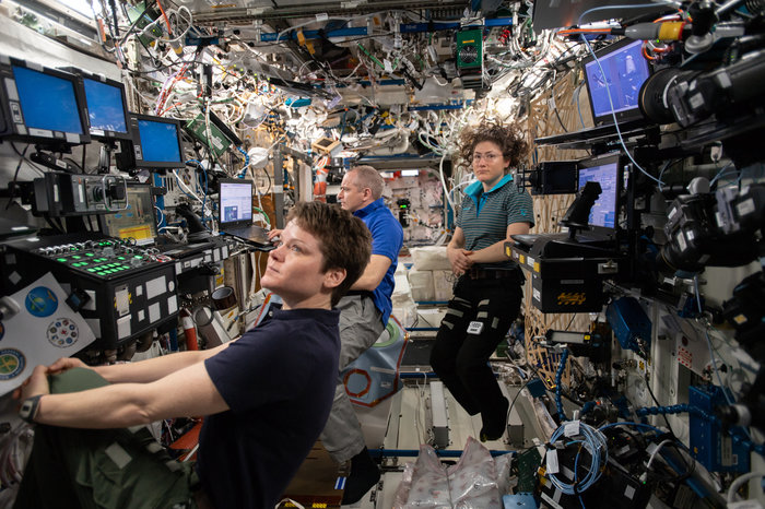 Đoàn Kỹ sư trong chuyến bay số 59 gồm (trái sang) Anne McClain, David Saint-Jacques và Christina Koch trong phòng thí nghiệm trên ISS. Ảnh: NASA