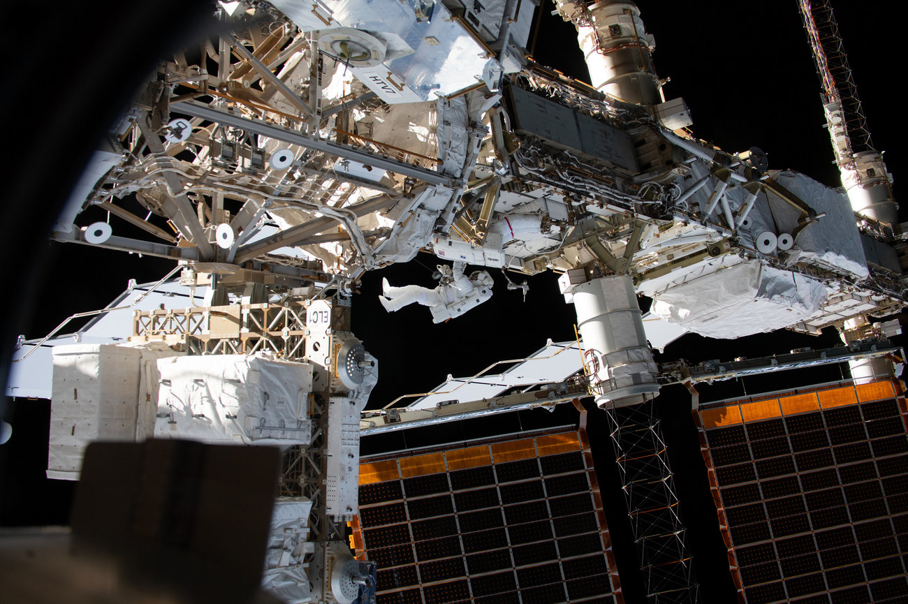 Kỹ sư Anne McClain của NASA đang làm việc bên ngoài ISS vào tháng 4/2019. Ảnh: NASA