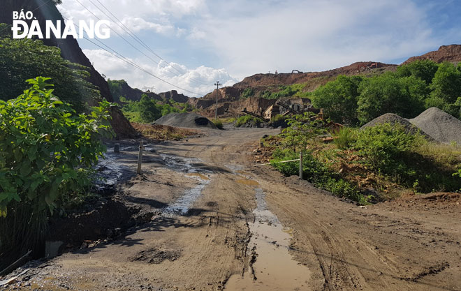 Hàng chục ha đất nông nghiệp ở thôn Phước Thuận, xã Hòa Nhơn (huyện Hòa Vang) bị bỏ hoang do hậu quả từ việc khai thác khoáng sản để lại, nhưng đến nay vẫn chưa được cải tạo, phục hồi môi trường.