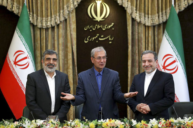 Người phát ngôn Cơ quan Nguyên tử Iran Behrouz Kamalvandi (trái), người phát ngôn chính phủ Iran Ali Rabiei (giữa) và Thứ trưởng Ngoại giao Iran Abbas Araghchi tham dự buổi họp báo tại Tehran ngày 7-7. Ảnh: AP