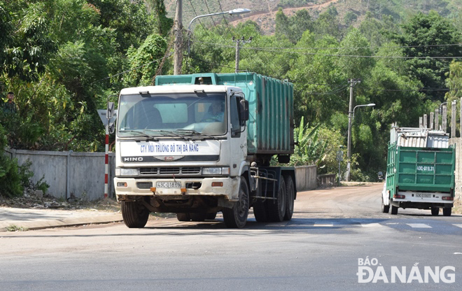 Nhận thấy không có tình trạng người dân tụ tập chặn xe chở rác, Công ty CP Môi trường đô thị Đà Nẵng đã huy động mọi phương tiện, nhân lực để tăng tốc vận chuyển rác tồn đọng lên bãi rác Khánh Sơn.