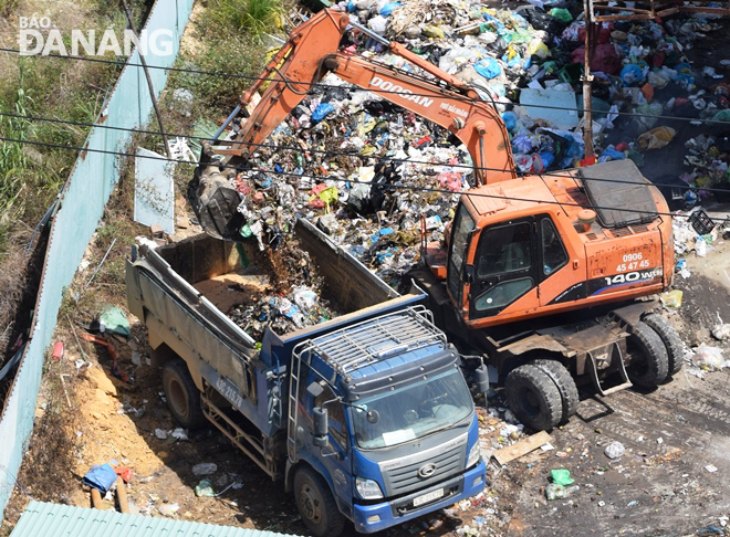 Công ty CP Môi trường đô thị Đà Nẵng duy trì thuê 45 xe ben, 8 xe múc để vận chuyển rác trong ngày 9-7.