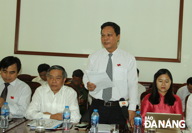 ĐB Nguyễn Kim Dũng đề nghị thành phố sớm thu hội diện tích đất nông nghiệp bị bỏ hoang, không sản xuất được tại huyện Hòa Vang và quận Liên Chiểu. Ảnh Trọng Hùng