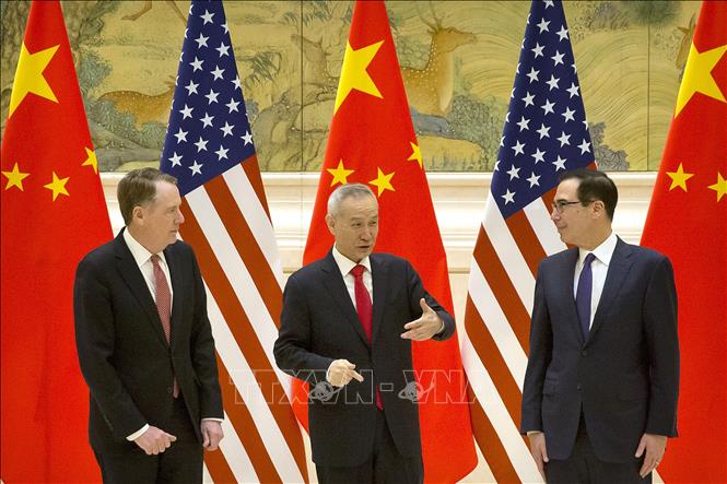 Đại diện Thương mại Mỹ Robert Lighthizer (từ trái sang), Phó Thủ tướng Trung Quốc Lưu Hạc và Bộ trưởng Tài chính Steven Mnuchin tại vòng đàm phán thương mại ở Bắc Kinh (Trung Quốc) ngày 14/2/2019. Ảnh: AFP/TTXVN