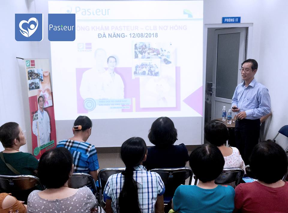 BS CKII Nguyễn Hữu Hòa tư vấn cho các thành viên CLB Nơ hồng về bệnh ung thư vú.