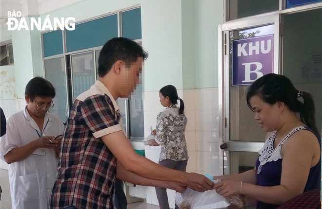 Người sau cai nghiện tham gia trao cơm từ thiện cho bệnh nhân nghèo tại một bệnh viện trên địa bàn thành phố Đà Nẵng.