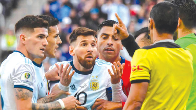 Không chỉ đối mặt với án phạt của CONMEBOL, Messi (giữa) còn phải đón nhận những lời chỉ trích từ các tuyển thủ Brazil sau những phát ngôn bốc đồng của anh.  			Ảnh: AS