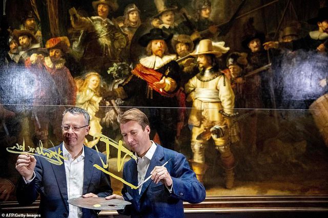 Giám đốc bảo tàng Rijksmuseum - ông Taco Dibbits (phải).