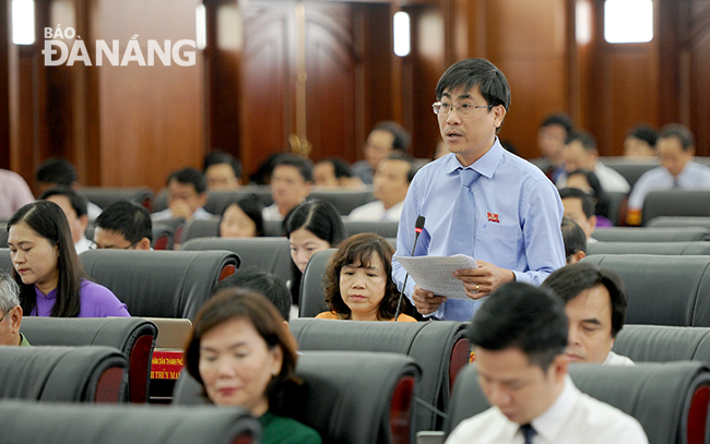 ĐB Trần Thằng lợi chất vấn giám đốc Sở KH&ĐT thành phố Trần Phước Sơn liên quan đến các giải pháp phát triển kinh tế