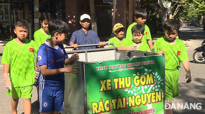 Despite scorching heat, the kids are actively involved in garbage collection in their residential area