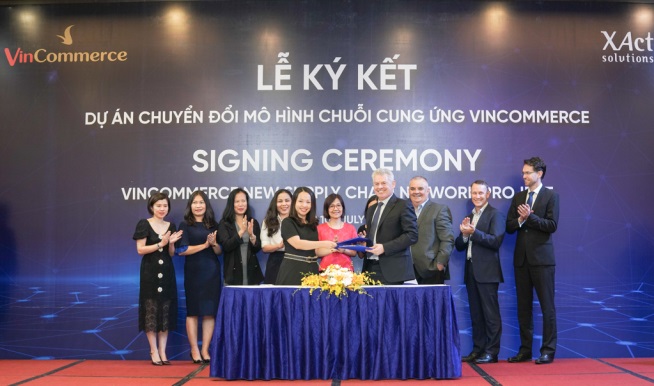 Bà Lê Thị Kim Thuý, Phó Tổng Giám đốc VinCommerce (trái) cùng ông Byron Patching, đồng sáng lập XAct Solutions chính thức ký kết Hợp đồng hợp tác chiến lược nhằm xây dựng mạng lưới chuỗi cung ứng VinCommerce theo tiêu chuẩn thế giới.
