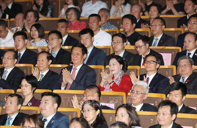 Chủ tịch Quốc hội Nguyễn Thị Kim Ngân và Chủ tịch Nhân đại Trung Quốc Lật Chiến Thư xem chương trình nghệ thuật của các nghệ sĩ hai nước. Ảnh: Trọng Đức/TTXVN