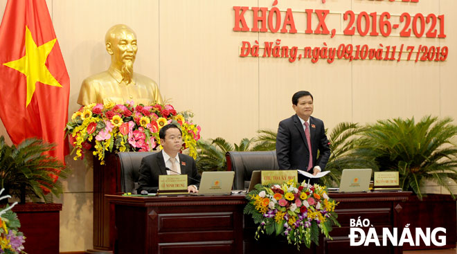 Chủ tịch HĐND thành phố Nguyễn Nho Trung điều hành phiên thảo luận.