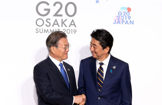 Hàn Quốc và Nhật Bản đang căng thẳng thương mại mặc dù Tổng thống Moon Jae-in (trái) và Thủ tướng Abe Shinzo gặp gỡ vui vẻ bên lề hội nghị thượng đỉnh G20 ở Osaka vào cuối tháng 6.  Ảnh: AFP