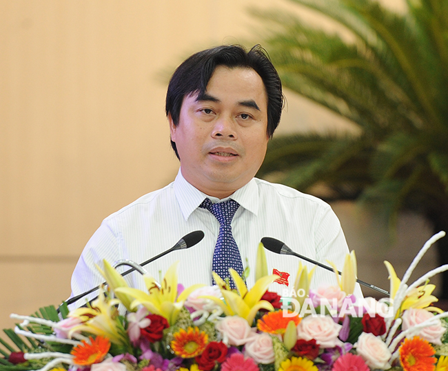 Giám đốc Sở TN&MT thành phố Tô Văn Hùng trả lời chất vất liên quan đến đầu tư nâng cấp bãi rác Khánh Sơn