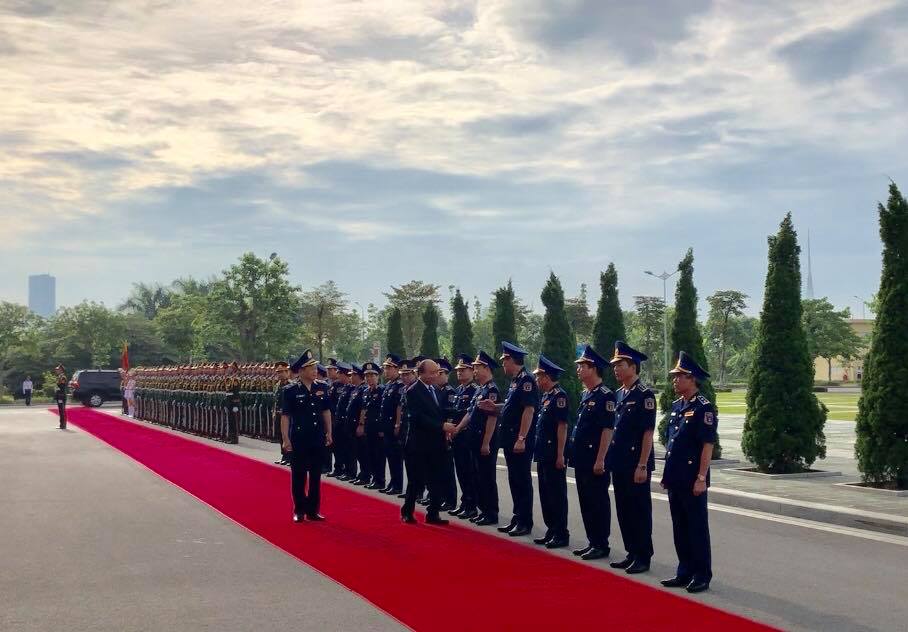 Thủ tướng Chính phủ Nguyễn Xuân Phúc duyệt đội danh dự tại Bộ Tư lệnh Cảnh sát biển Việt Nam.
