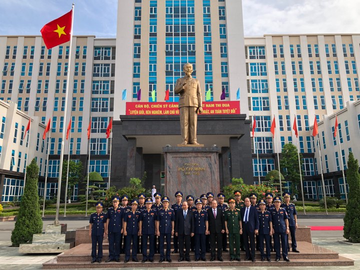 Thủ tướng Chính phủ Nguyễn Xuân Phúc chụp ảnh lưu niệm với các cán bộ chủ chốt Bộ Tư lệnh Cảnh sát biển Việt Nam.