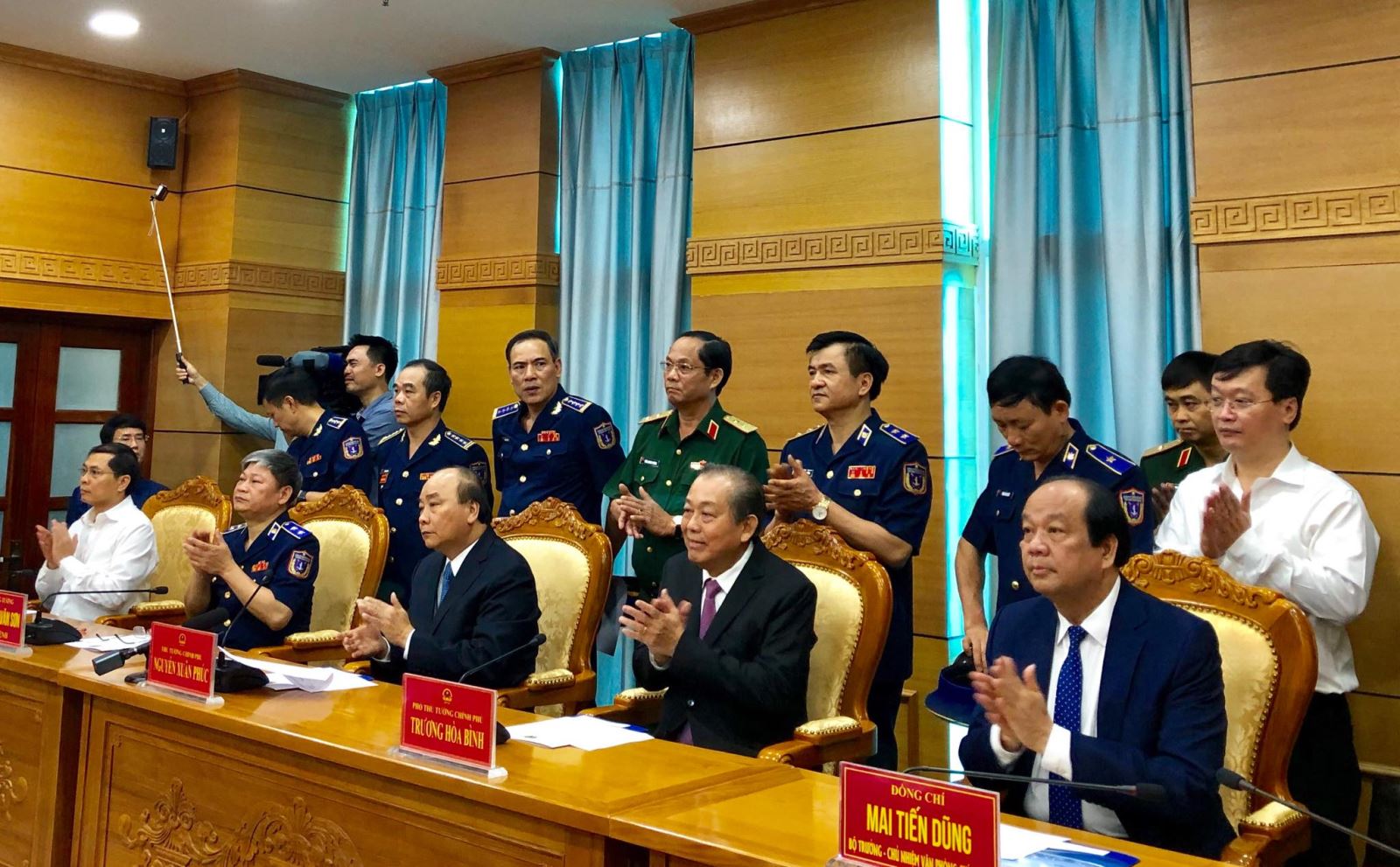 Thủ tướng trò chuyện với cán bộ, chiến sĩ Cảnh sát biển Việt Nam đang làm nhiệm vụ trên biển thông qua truyền hình trực tuyến tại Phòng điều hành Trung tâm Chỉ huy, Bộ Tư lệnh Cảnh sát biển Việt Nam.