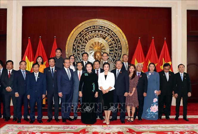 Chủ tịch Quốc hội Nguyễn Thị Kim Ngân với cán bộ, nhân viên và bà con kiều bào tại Trung Quốc. Ảnh: Trọng Đức/TTXVN