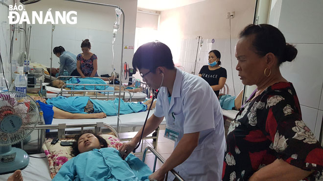 Một ca sốt xuất huyết đang được điều trị, chăm sóc tại Bệnh viện Đà Nẵng.