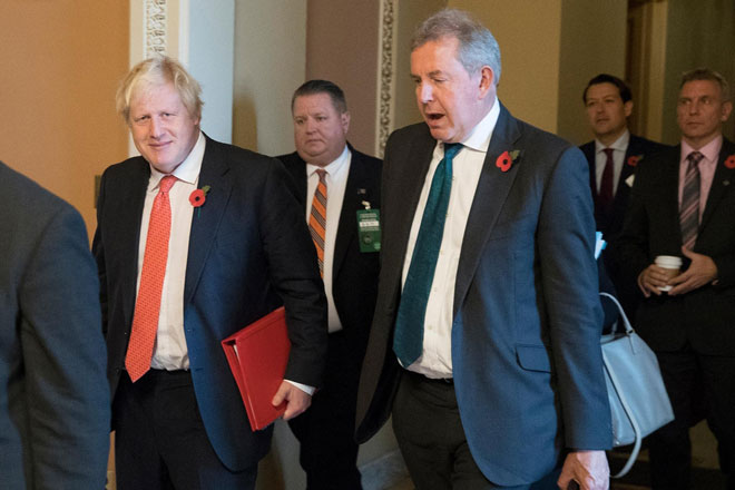 Ông Boris Johnson (trái) lúc làm Ngoại trưởng Anh và Đại sứ Kim Darroch tham dự một cuộc họp ở Quốc hội Mỹ vào tháng 11-2017. 				    Ảnh: EPA