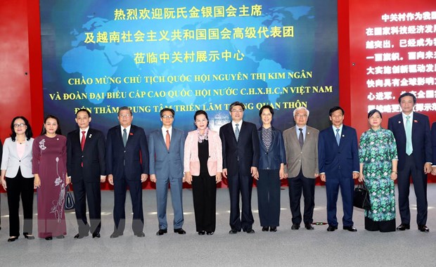 Chủ tịch Quốc hội Nguyễn Thị Kim Ngân với lãnh đạo, nhân viên Khu công nghệ cao Trung Quan Thôn. (Ảnh: Trọng Đức/TTXVN)