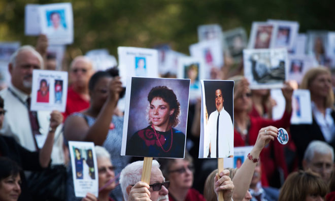 Thành viên các gia đình diễu hành cùng hình ảnh của những người thân tử vong do lái xe say rượu ở Washington DC.