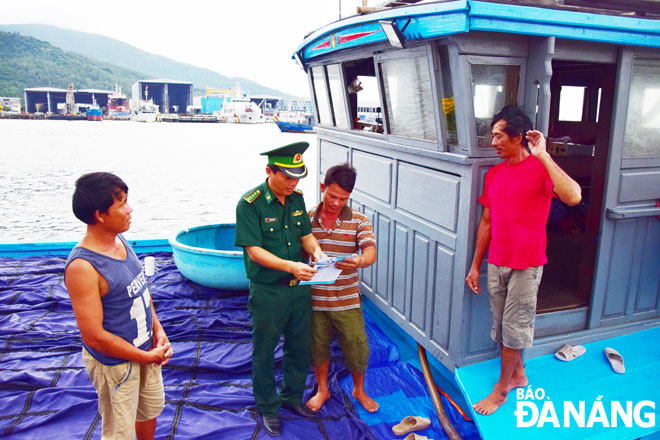 Đại úy Hà Ngọc Thắng, Trạm trưởng Trạm kiểm soát Biên phòng Mân Quang tuyên truyền cho ngư dân thực hiện khai thác thủy sản đúng quy định khi ra khơi.