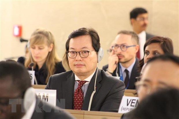 Đại sứ Dương Chí Dũng, Trưởng Phái đoàn thường trực Việt Nam bên cạnh Liên hợp quốc, Tổ chức Thương mại Thế giới và các tổ chức quốc tế khác tại Geneva dẫn đầu đoàn Việt Nam tham Khóa họp thứ 40 Hội đồng Nhân quyền LHQ, ngày 25/2 tại Geneva (Thụy Sĩ). (Ảnh: Hoàng Hoa/TTXVN)