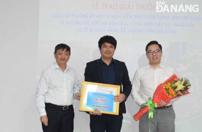 Phó Chủ tịch Thường trực UBND thành phố Đặng Việt Dũng (bìa trái) trao giải nhất cho Công ty Studio Milou - Singapore.