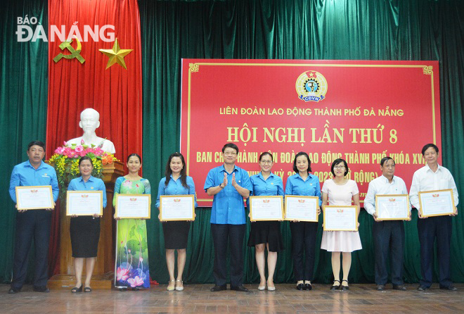 Chủ tịch LĐLĐ thành phố Ngô Xuân Thắng (thứ 5, trái sang) trao khen thưởng cho các tập, thể, cá nhân đạt thành tích tốt trong tổ chức hoạt động Tháng Công nhân 2019. Ảnh: LAM PHƯƠNG