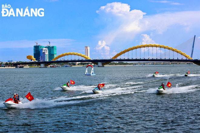 A photo of an exciting boat race on the Han River to celebrate the National Day by Phan Hai Linh