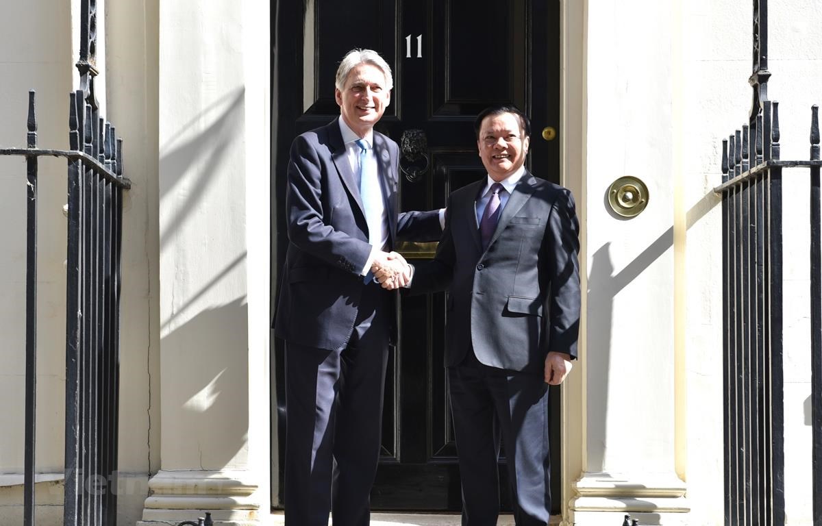 Bộ trưởng Đinh Tiến Dũng hội đàm với Ngài Philip Hammond, Bộ trưởng Bộ Ngân khố Vương Quốc Anh trong khuôn khổ Hội nghị Xúc tiến đầu tư tài chính tại Anh Quốc. (Ảnh: BTC/Vietnam+)
