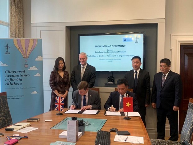 Ủy ban Chứng khoán Nhà nước ký hợp tác với Hiệp hội Kế toán viên và Công chứng viên Anh trong khuôn khổ Hội nghị Xúc tiến đầu tư tài chính tại Anh Quốc. (Ảnh: BTC/Vietnam+)